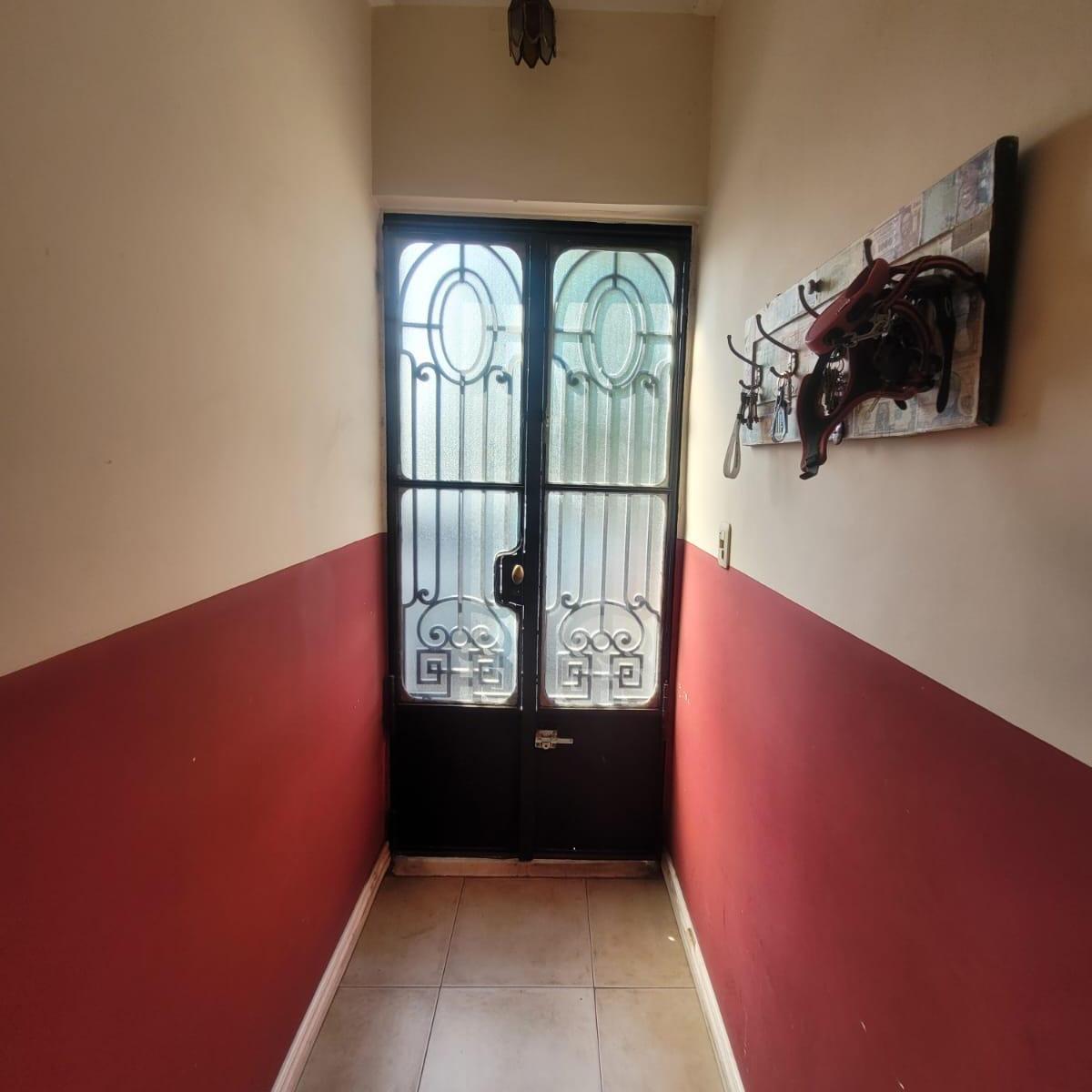 Foto de EXCELENTE CASA EN BANFIELD A 12 CUADRAS ESTACION, imagen 2