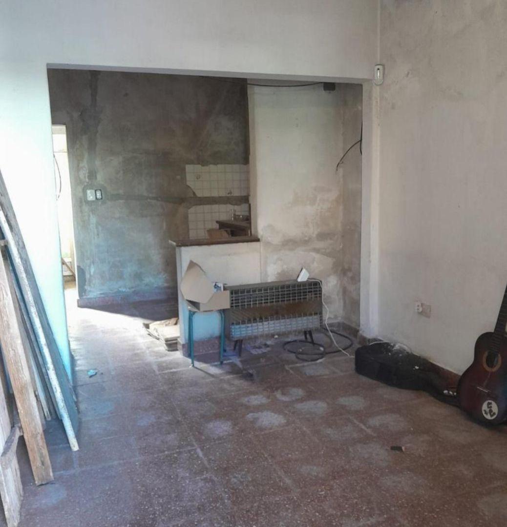 Foto de LANUS OESTE EXCELENTE UBICACION CASA TIPO AMERICANA A REFACCIONAR., imagen 4