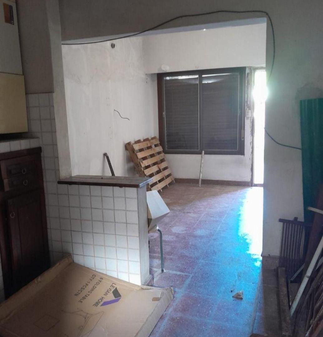 Foto de LANUS OESTE EXCELENTE UBICACION CASA TIPO AMERICANA A REFACCIONAR., imagen 5