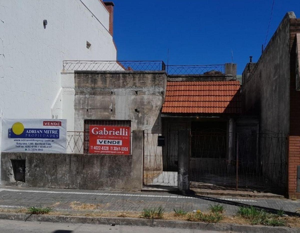 Foto de LANUS OESTE EXCELENTE UBICACION CASA TIPO AMERICANA A REFACCIONAR., imagen 1