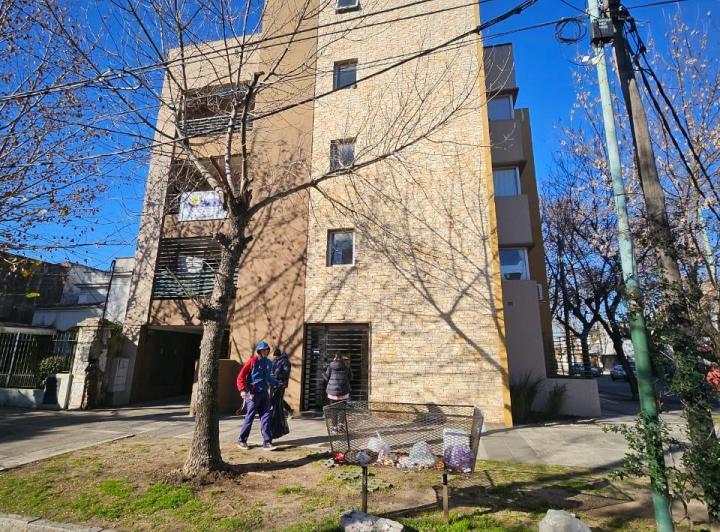 DEPARTAMENTO 2 AMBIENTES AL FRENTE CON TERRAZA PROPIA - BANFIELD ESTE