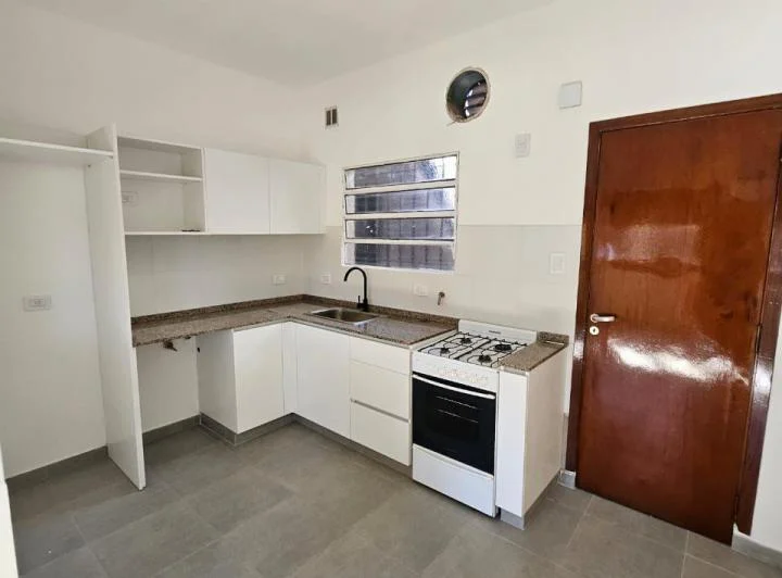 EXCELENTE CASA 3 AMBIENTES EN ALQUILER - BANFIELD  2