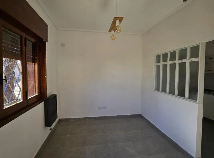 EXCELENTE CASA 3 AMBIENTES EN ALQUILER - BANFIELD  5