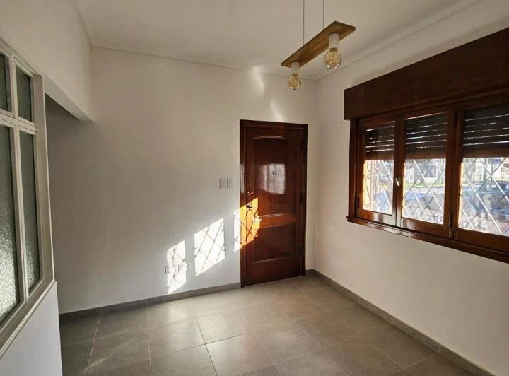 EXCELENTE CASA 3 AMBIENTES EN ALQUILER - BANFIELD  4
