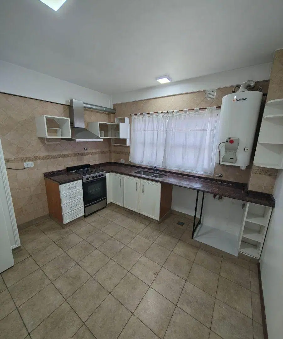 Departamento de 3 Ambientes con cochera en alquiler en Banfield 4