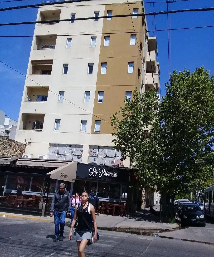 DEPARTAMENTO 2 AMBIENTES CENTRO DE BANFIELD 3