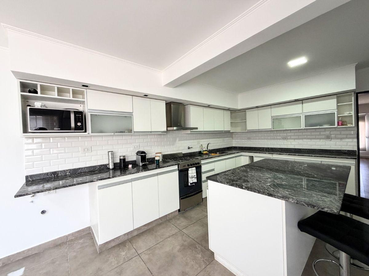 Foto de CHALET 4 AMBIENTES - PARQUE Y PILETA, imagen 2