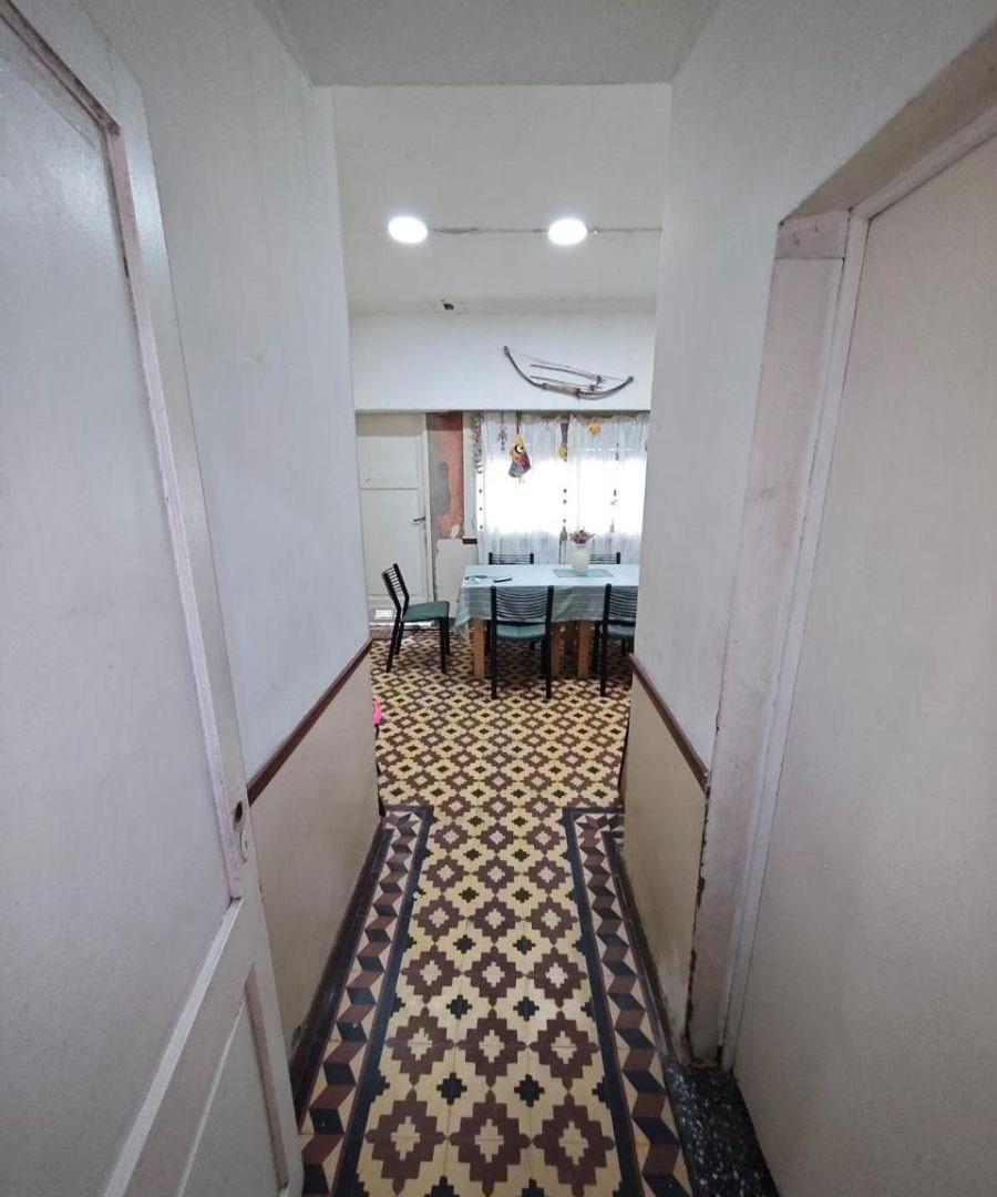 Foto de Casa con Amplio Fondo Libre a Reciclar - Avellaneda, imagen 3