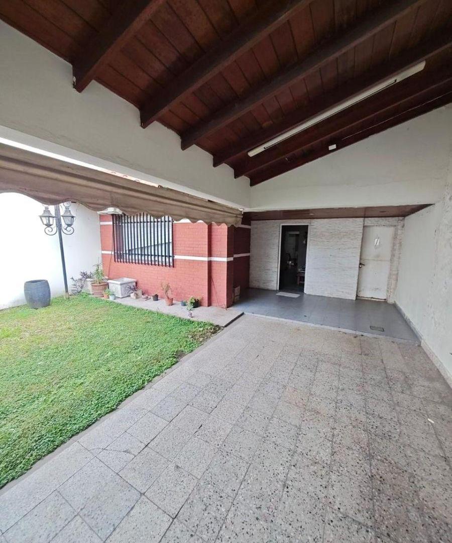 Foto de Casa con Amplio Fondo Libre a Reciclar - Avellaneda, imagen 1