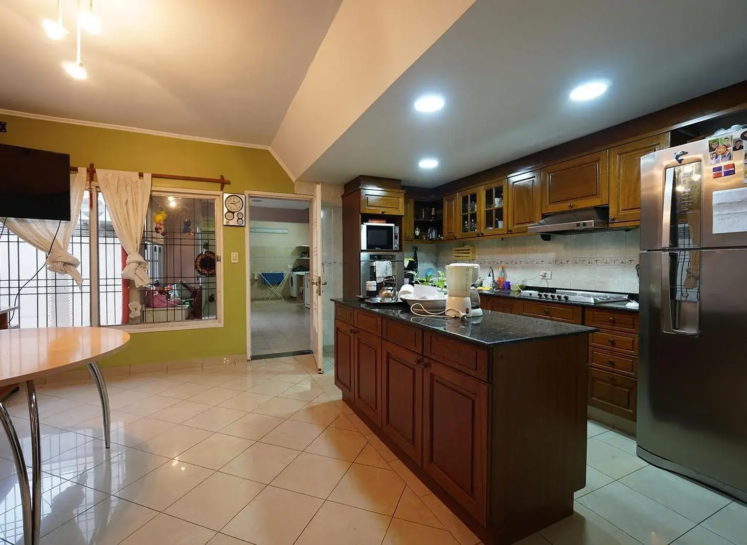 Espaciosa Casa en Caballito con Quincho y Pileta 2