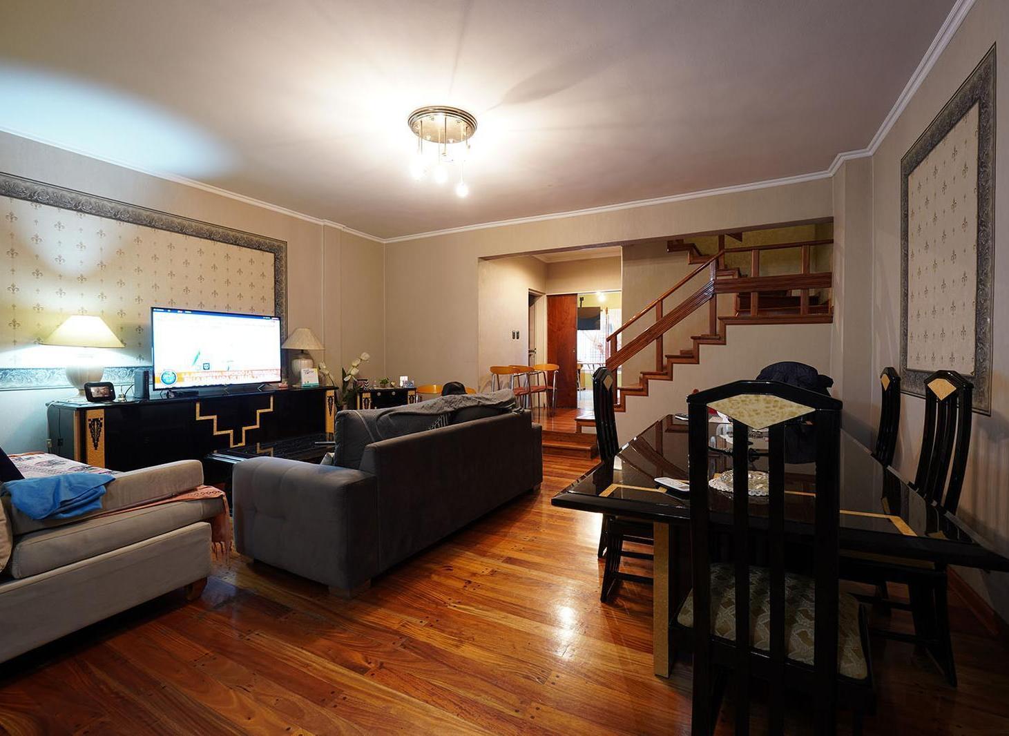 Espaciosa Casa en Caballito con Quincho y Pileta
