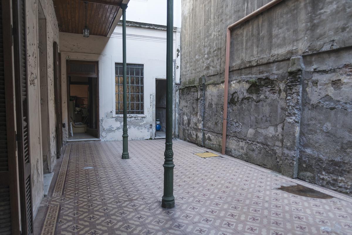PH de 8 Ambientes con 2 Patios, Galpón y Espacio Aéreo. 2