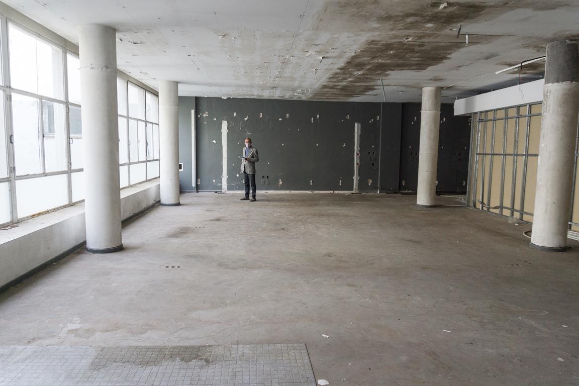 Edificio de 3 plantas con 1900 m2.