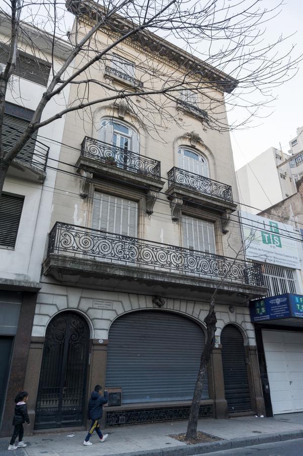 Duplex de 8 Ambientes con Patio y Terraza. 2