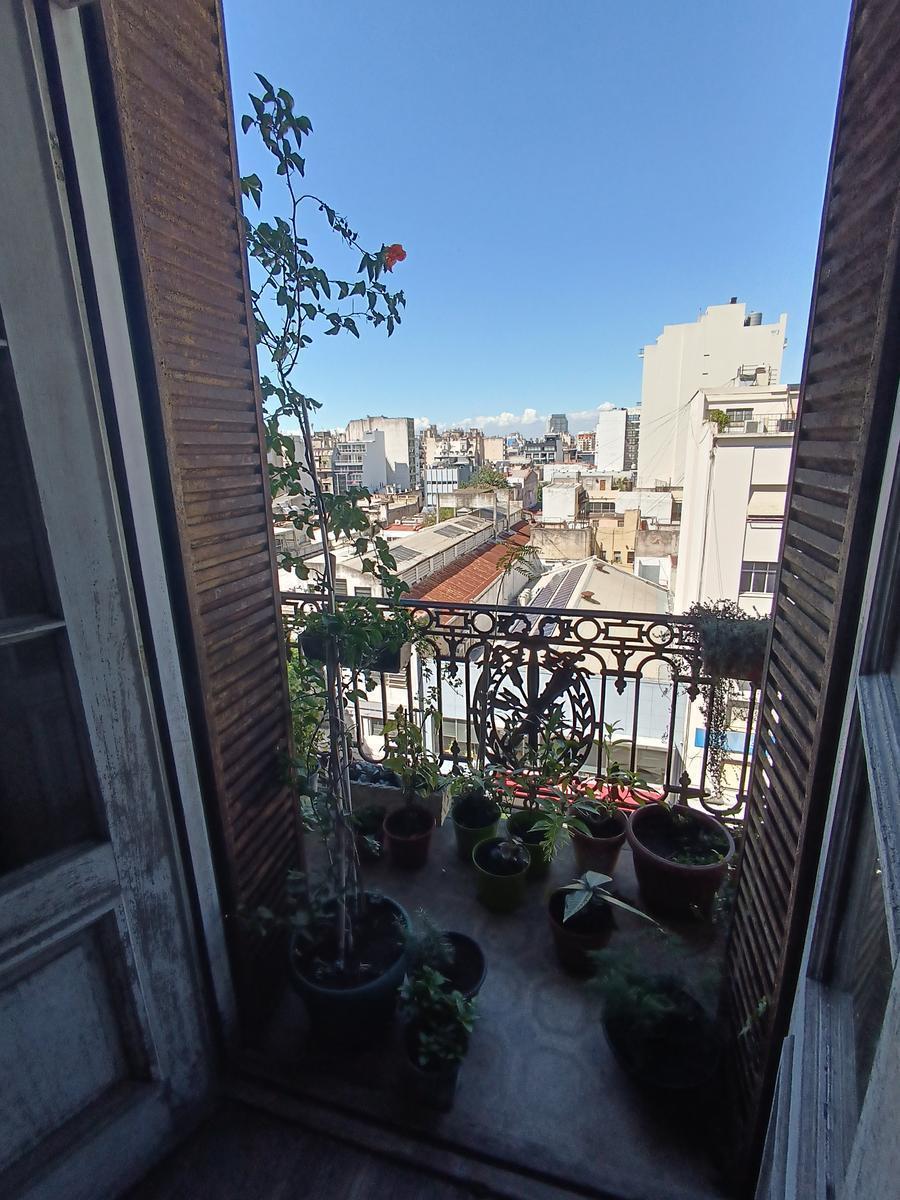 Piso de 7 Ambientes con Dependencia y Balcón a Refaccionar. 4