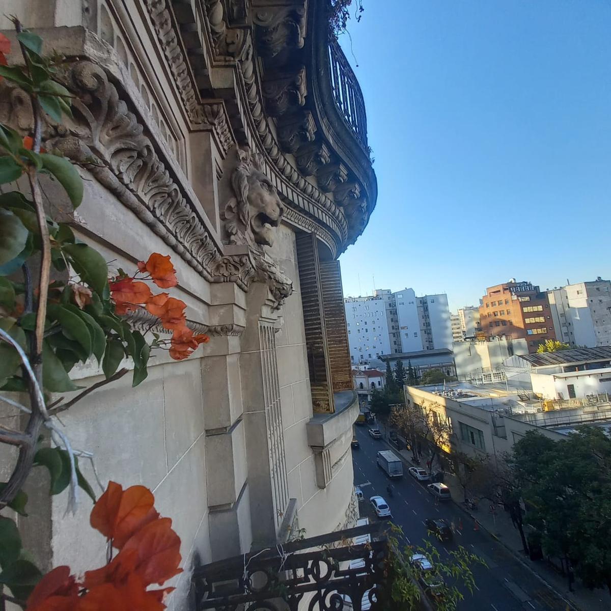 Piso de 7 Ambientes con Dependencia y Balcón a Refaccionar. 2