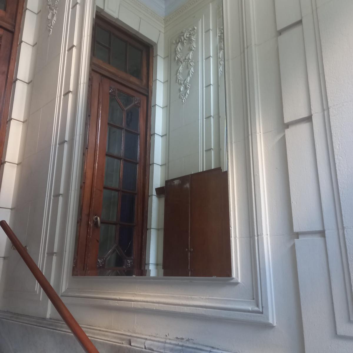 Piso de 7 Ambientes con Dependencia y Balcón a Refaccionar. 5