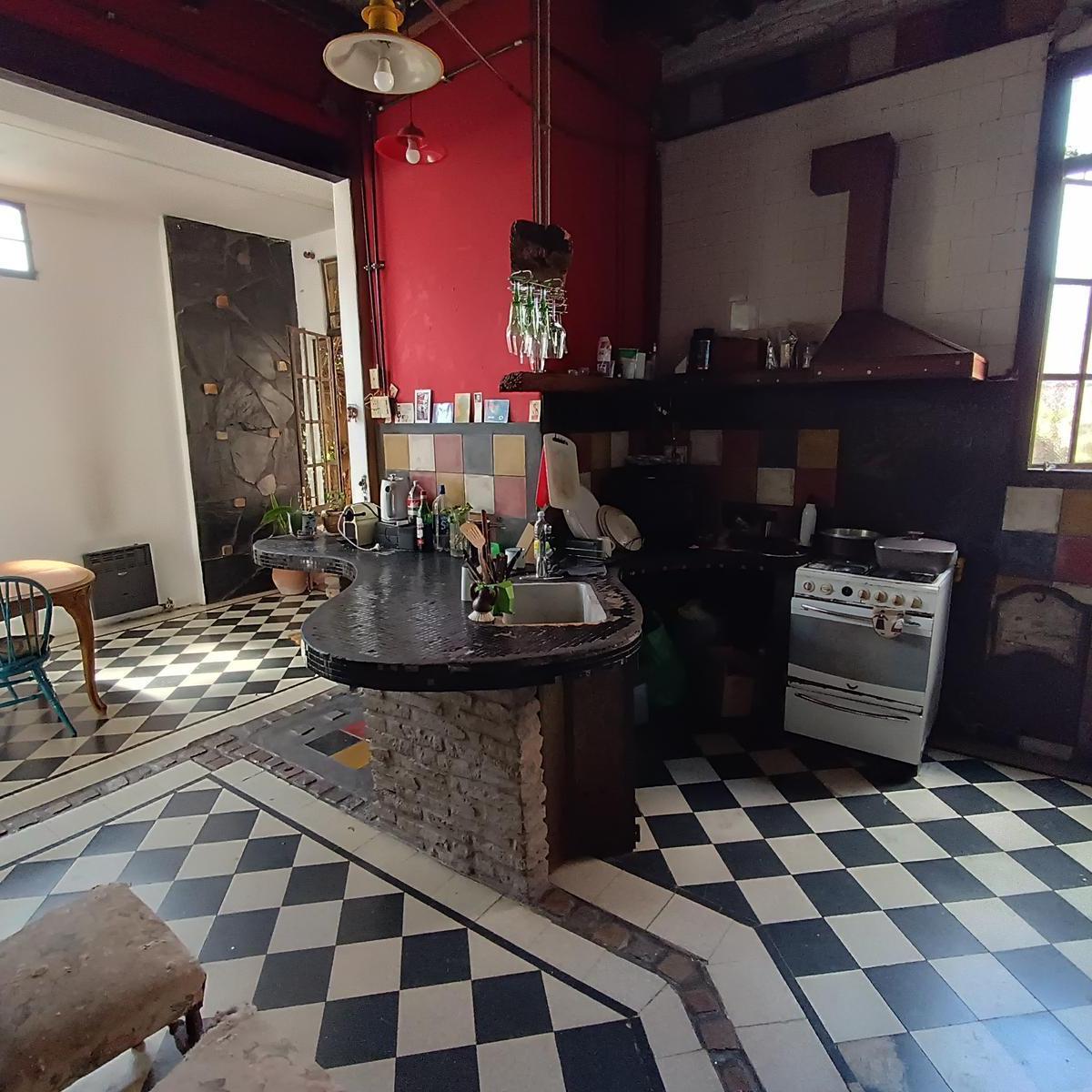 Casa de Estilo Refaccionada, 466 m² Cub en Dos Plantas 3