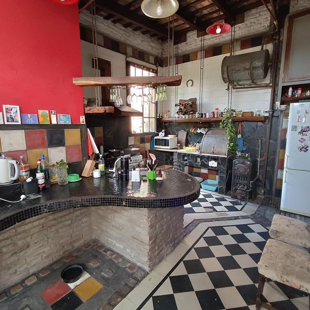 Casa de Estilo Refaccionada, 466 m² Cub en Dos Plantas 4