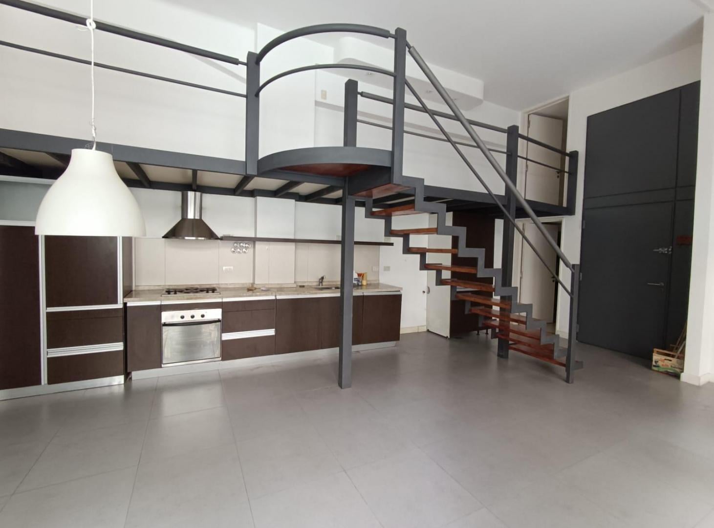 Depto. tipo loft de 3 ambientes con balcón y cochera.
