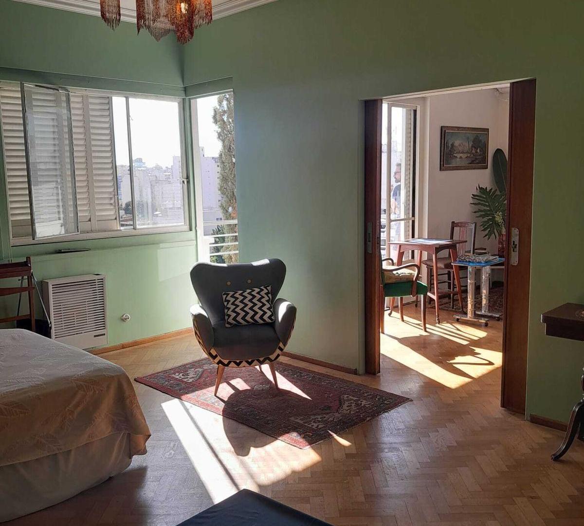 Departamento de 3 ambientes con balcón terraza. AMOBLADO Y EQUIPADO.