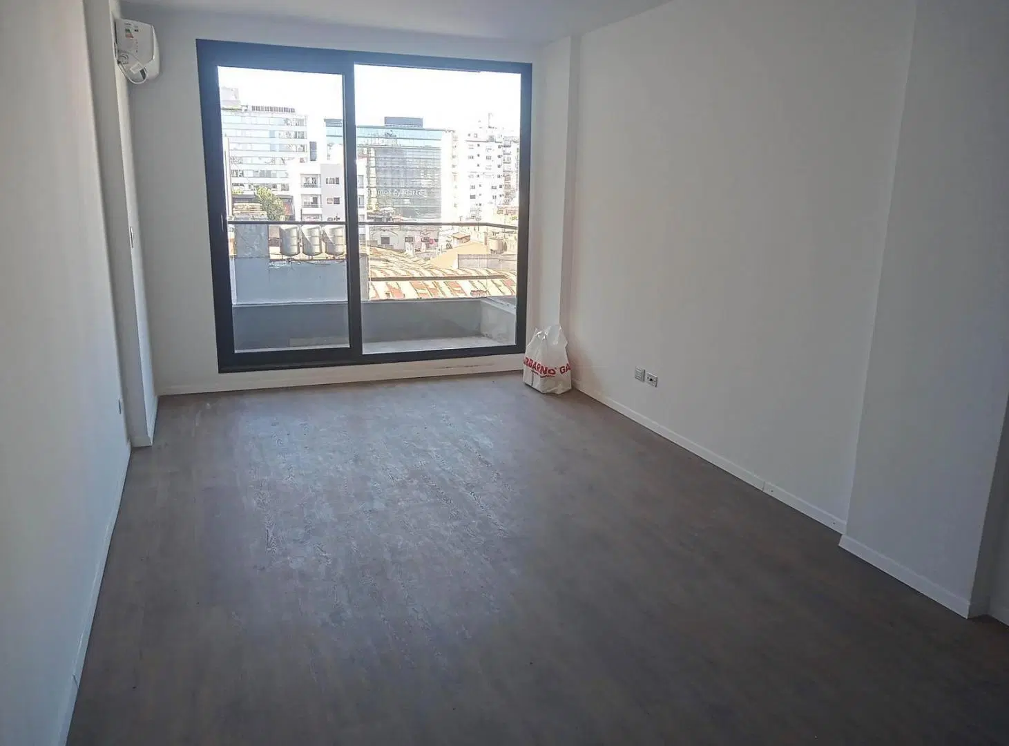 Oficina de 1 ambiente con cochera, baulera y balcón 5