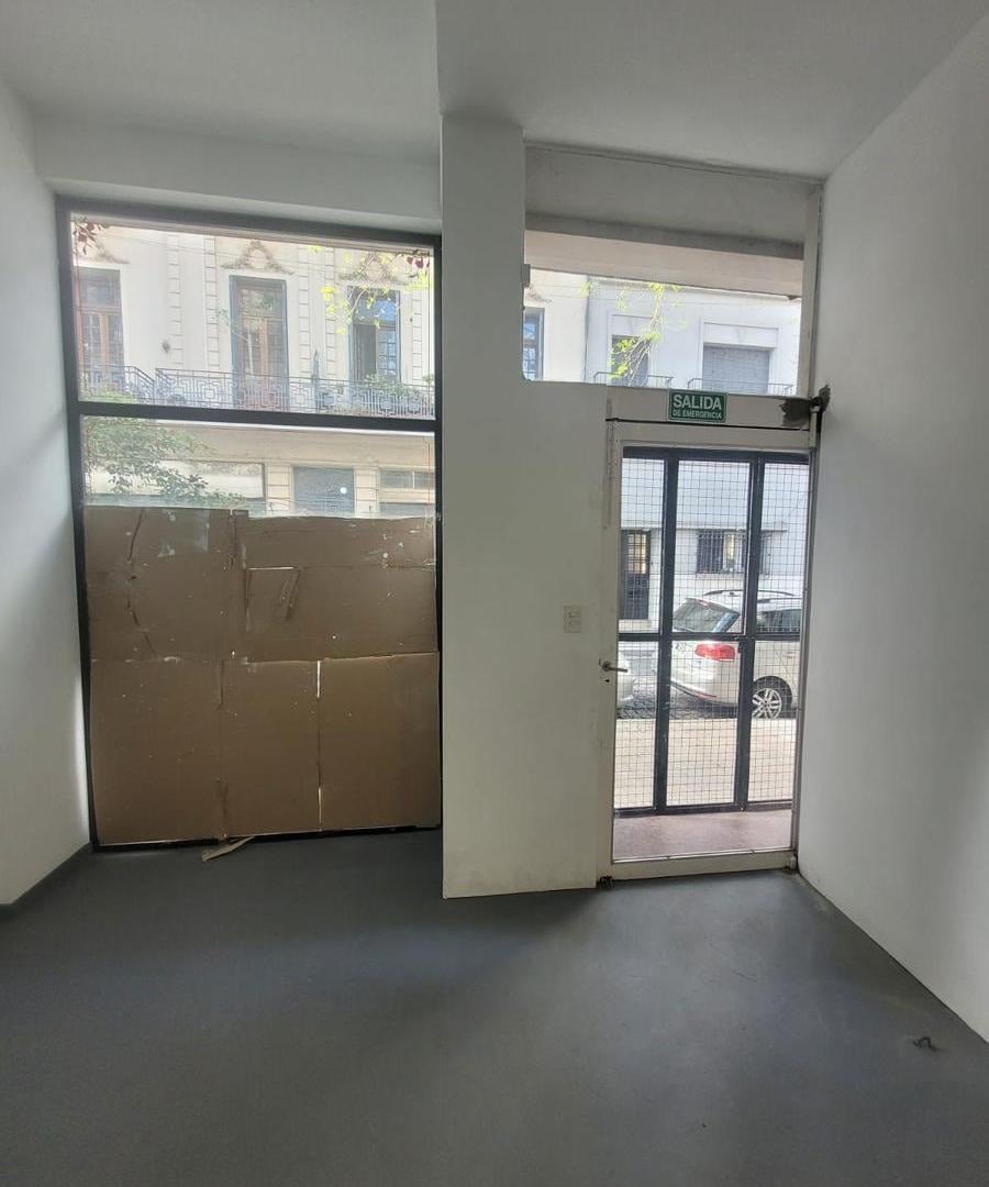 Foto de Local con patio de 80 m2. APTO TODO DESTINO., imagen 2