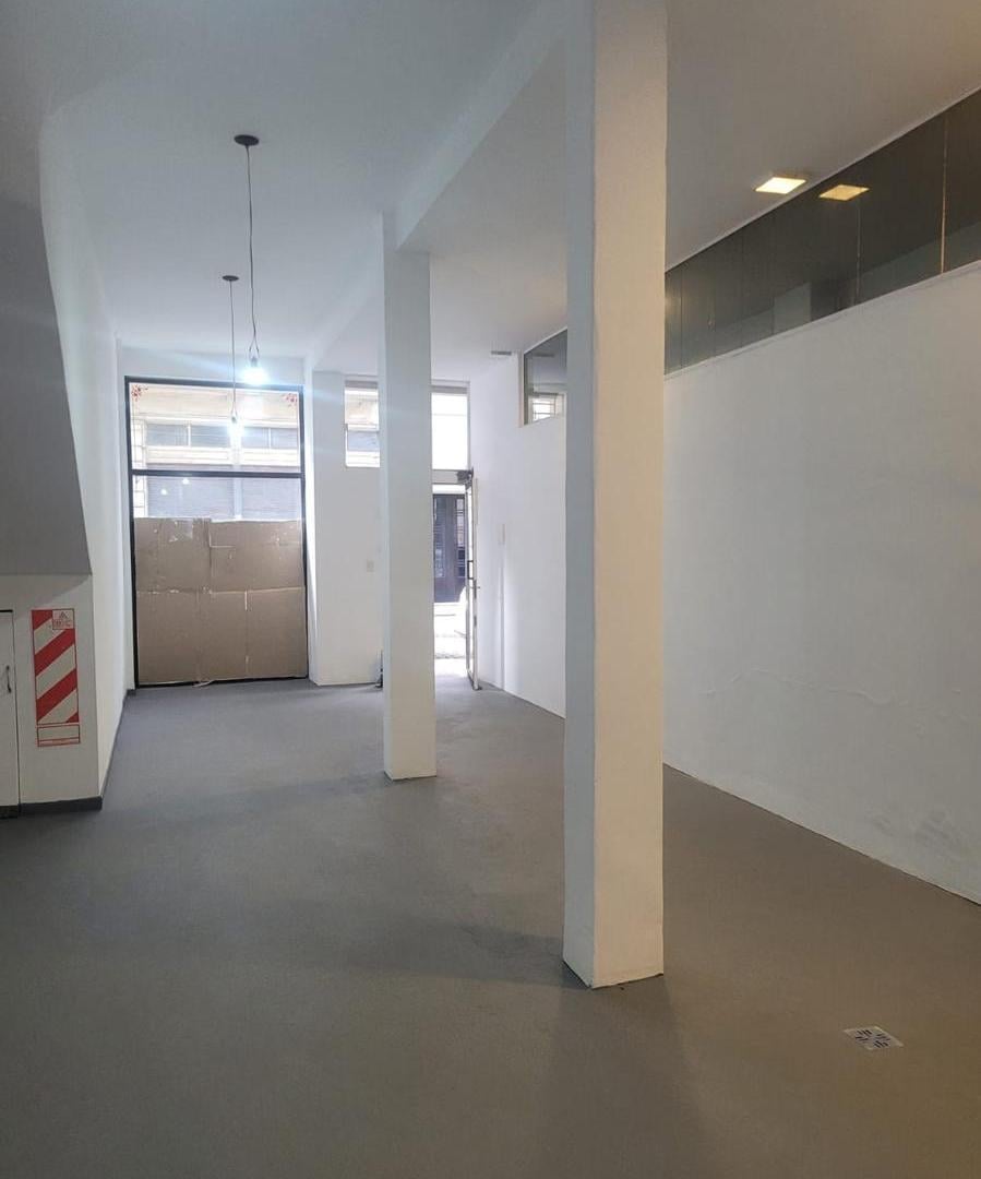 Foto de Local con patio de 80 m2. APTO TODO DESTINO., imagen 1