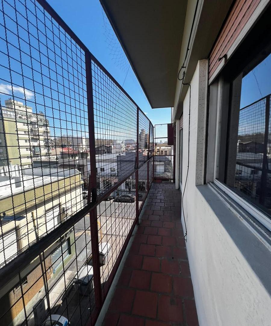 Foto de VENTA Departamento 2 ambientes amplios y luminosos en Monte Castro, imagen 3