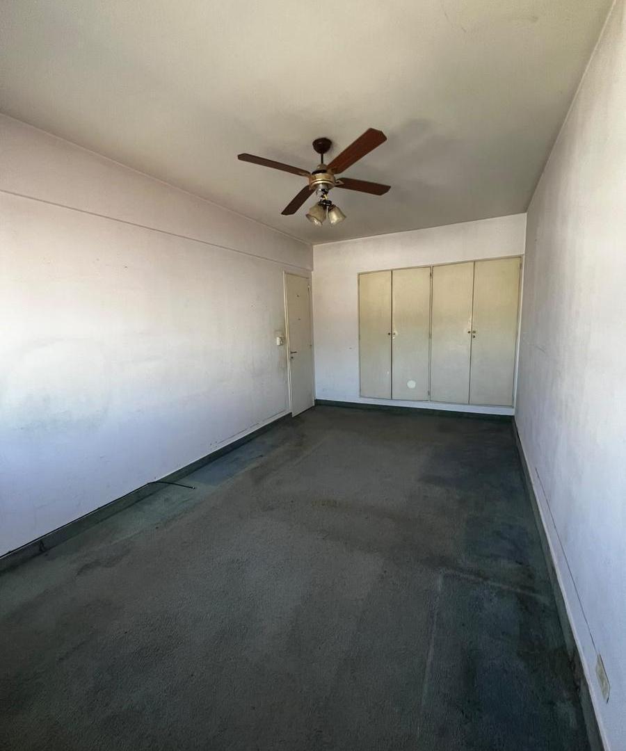Foto de VENTA Departamento 2 ambientes amplios y luminosos en Monte Castro, imagen 4