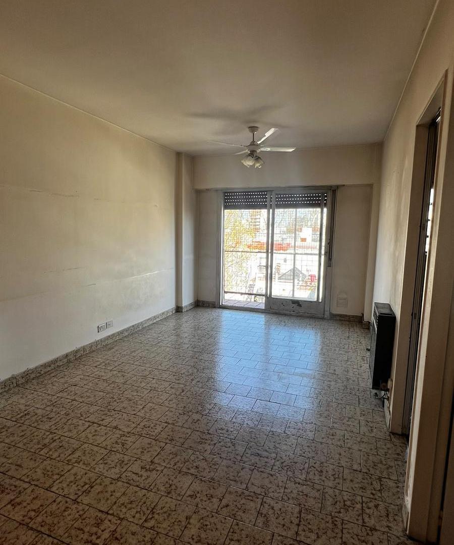 Foto de VENTA Departamento 2 ambientes amplios y luminosos en Monte Castro, imagen 1