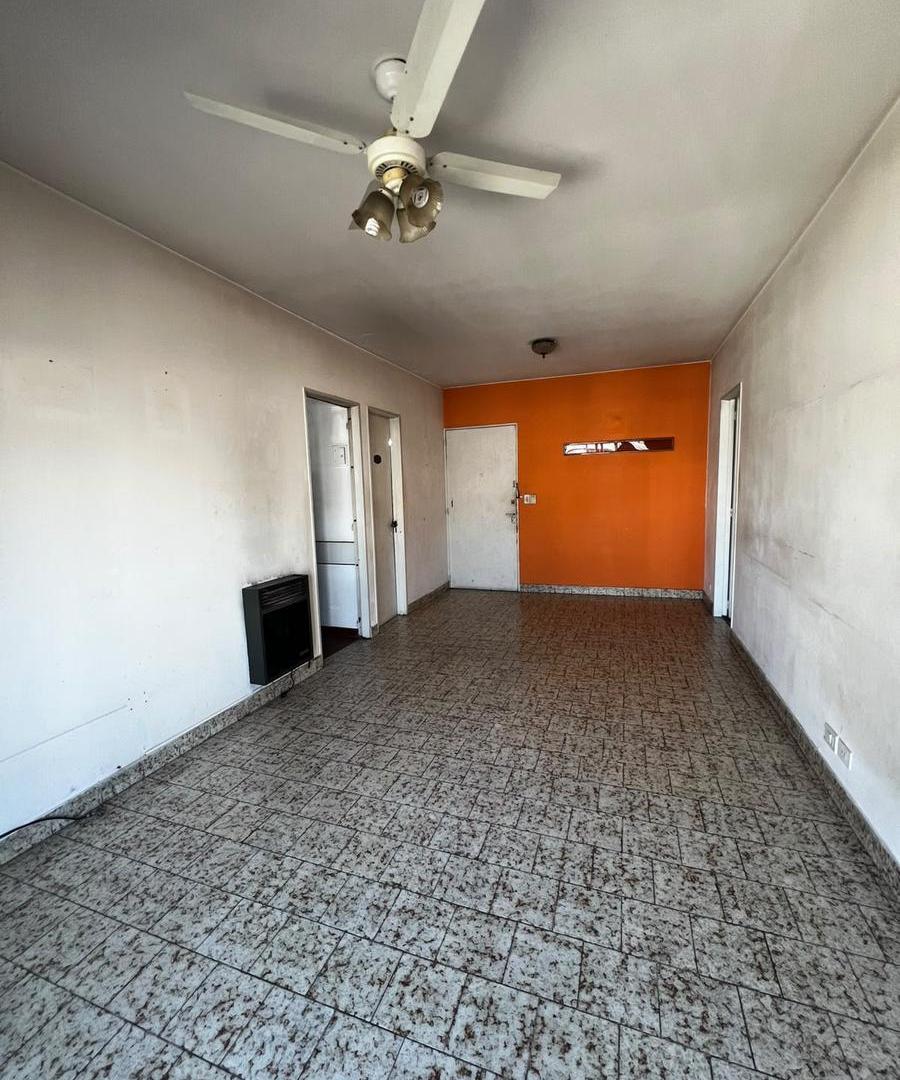 Foto de VENTA Departamento 2 ambientes amplios y luminosos en Monte Castro, imagen 2
