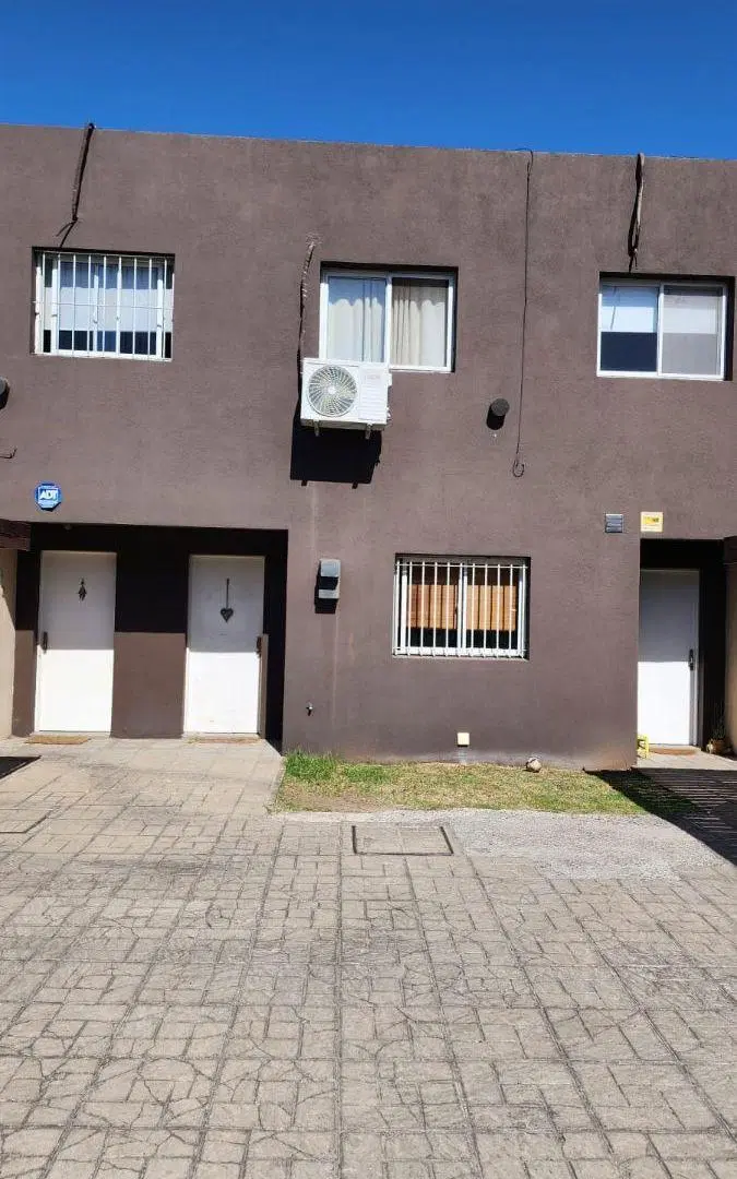 DÚPLEX 4 AMBIENTES EN ALQUILER EN VILLA ADELINA 4