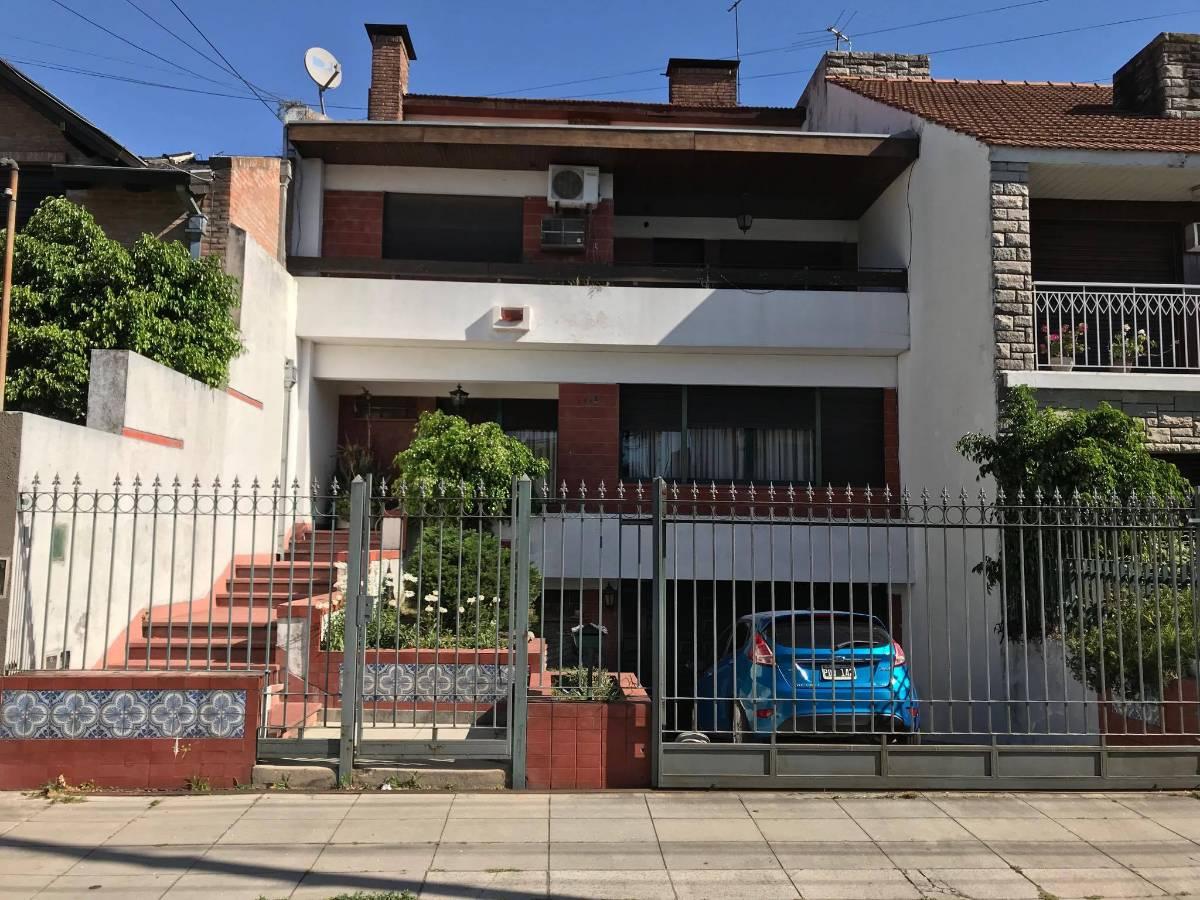 CHALET EN DOS PLANTAS 5 AMBIENTES