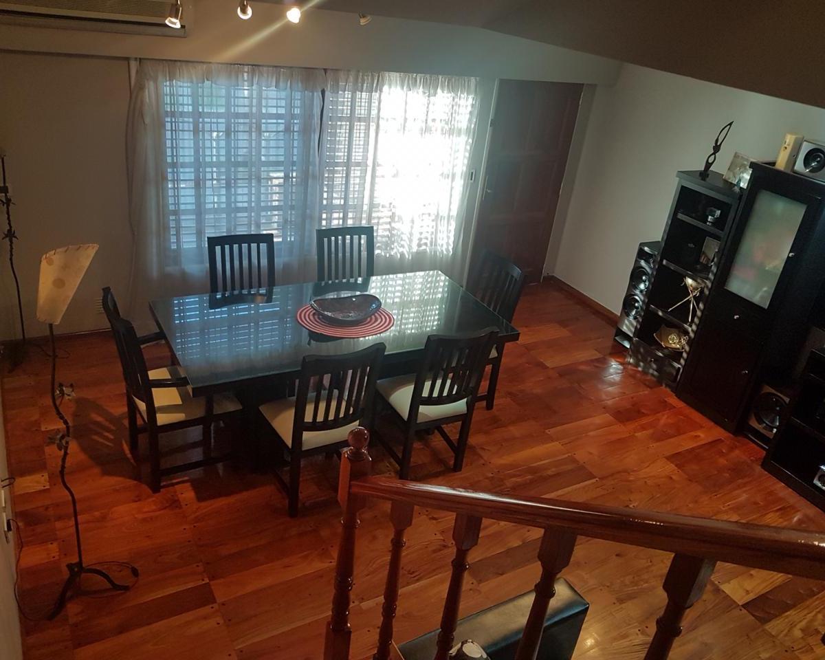 triplex tipo chalet, ancho de 5 metros,garaje subterráneo para 3 autos,