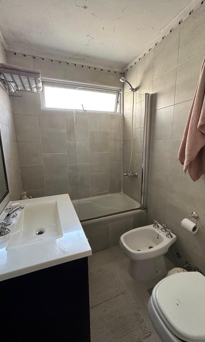 Foto de PISO 4 AMBIENTES BALCON/CON COCHERA, ZONA RESIDENCIAL A METROS SUBTE, imagen 2