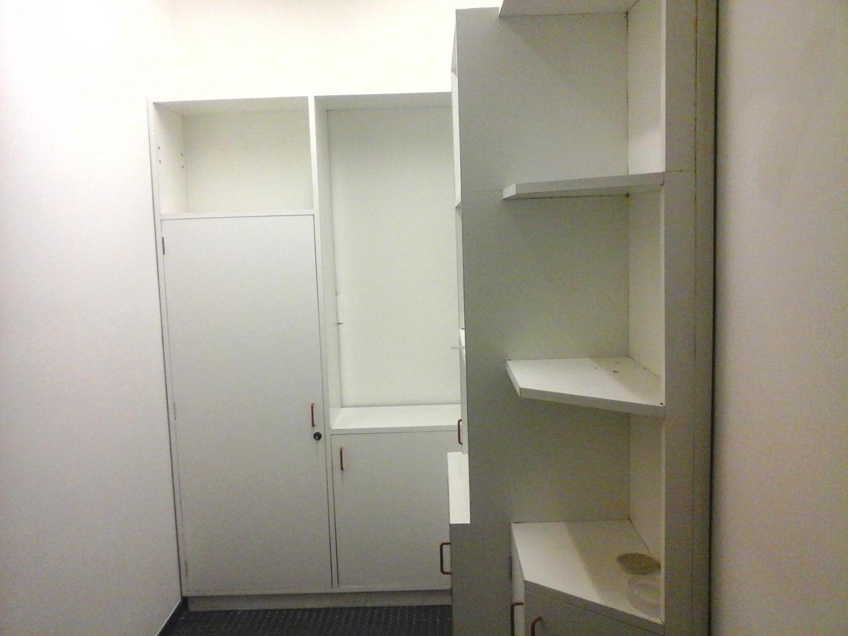 Oficina Sobre Peatonal Florida Frente con Baño Privado y Office, Seguridad 3