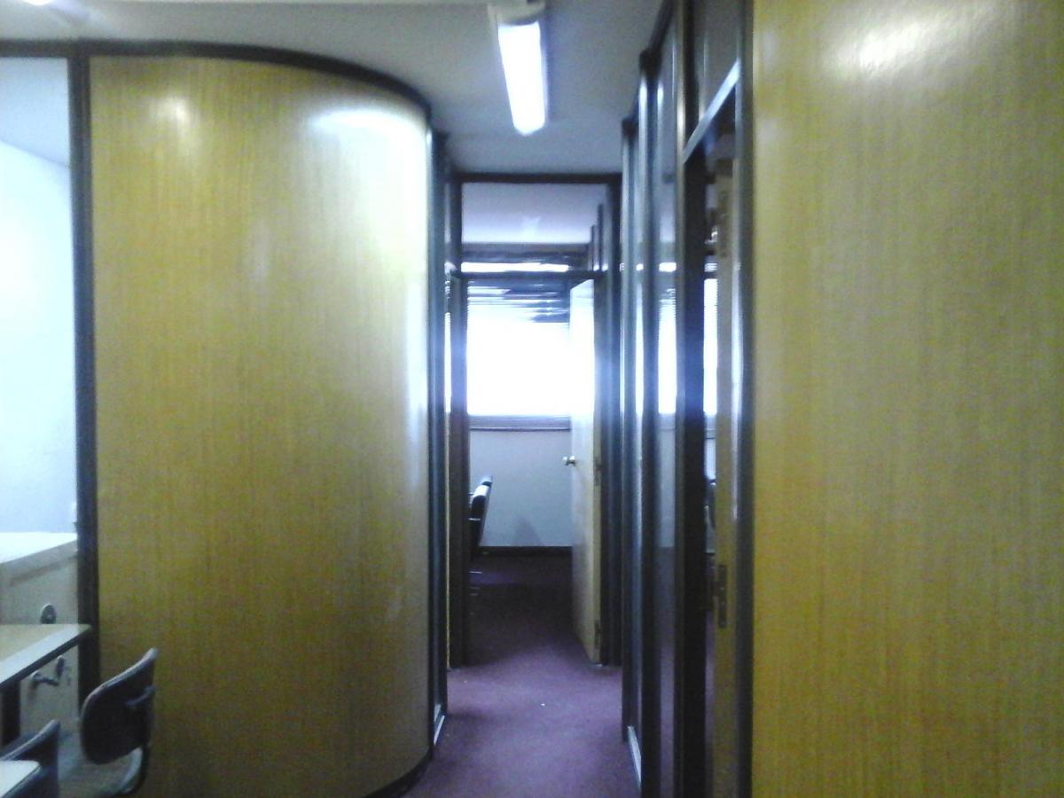 Oficina Sobre Peatonal Florida Frente con Baño Privado y Office, Seguridad 1