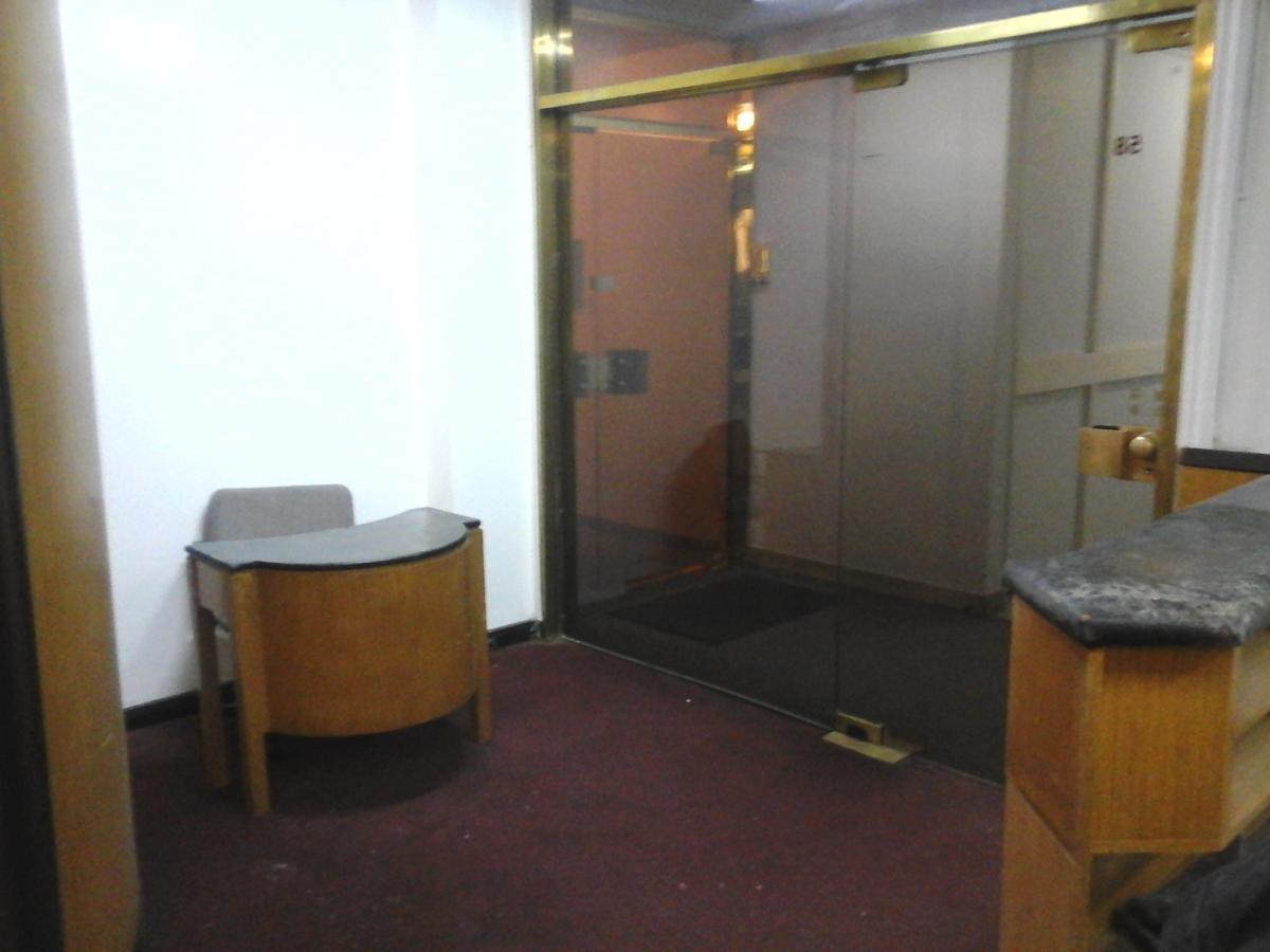 Oficina Sobre Peatonal Florida Frente con Baño Privado y Office, Seguridad 5