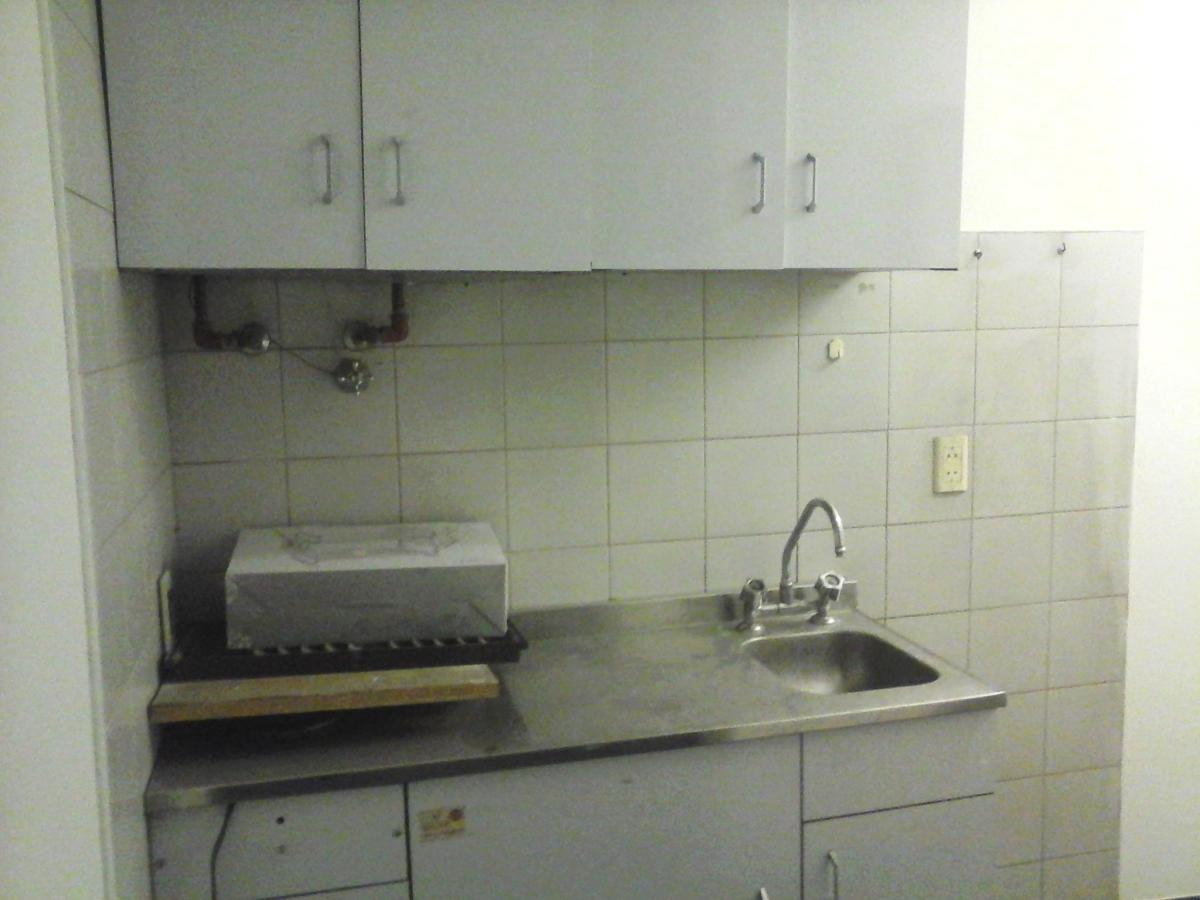 Oficina Sobre Peatonal Florida Frente con Baño Privado y Office, Seguridad 3