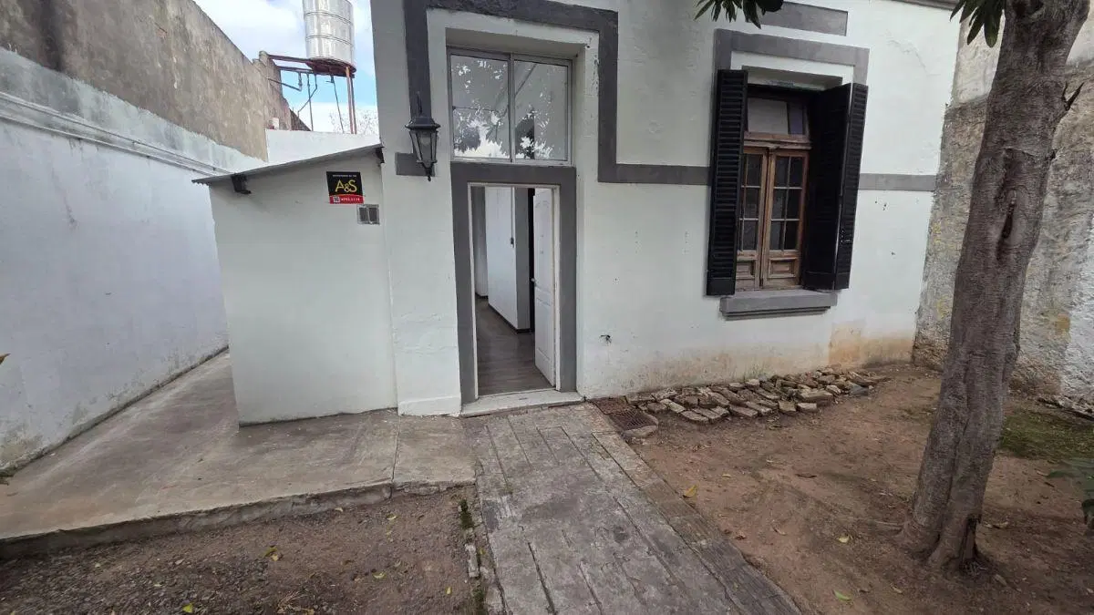Casa con 211 m² TOTALES y 125 m2 CUBIERTOS en venta.
HOY DOS CASAS UNIFICABLES, en Velez Sarsfield. 3