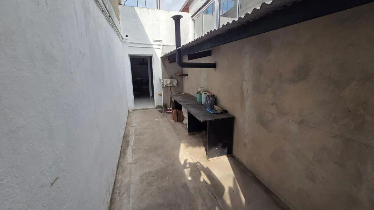 Casa con 211 m² TOTALES y 125 m2 CUBIERTOS en venta.
HOY DOS CASAS UNIFICABLES, en Velez Sarsfield. 2