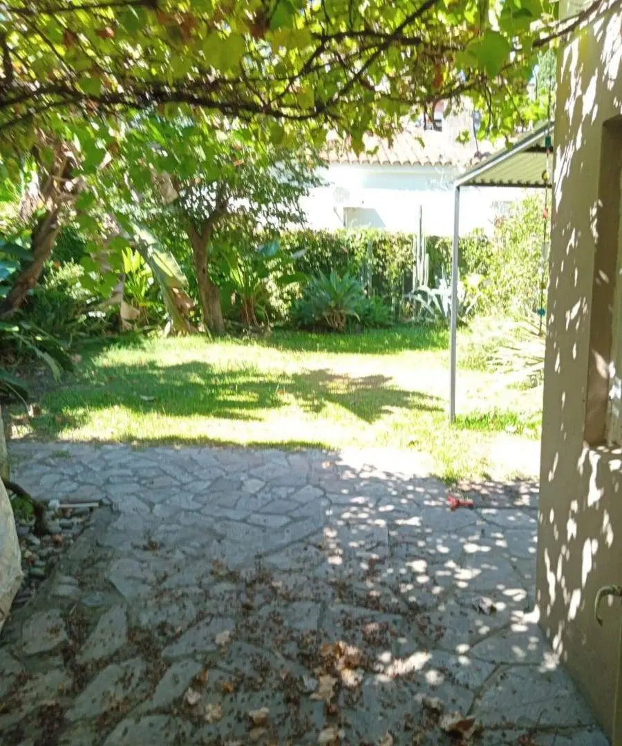CASA EN UNA PLANTA CON JARDIN A METROS AV.SAN MARTIN Y TREN, COLEGIO LA SALLE 2