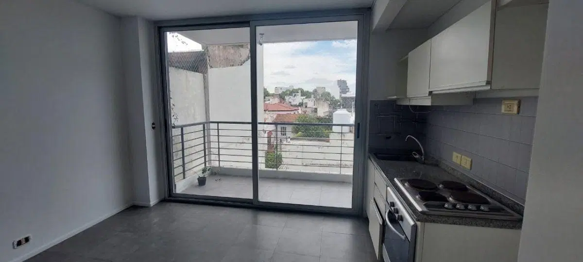 MONOAMBIENTE DIVIDIDO CON BALCON, EXC PLAC, BAÑO COMPLETO AIRE ACONDICIONADO 4