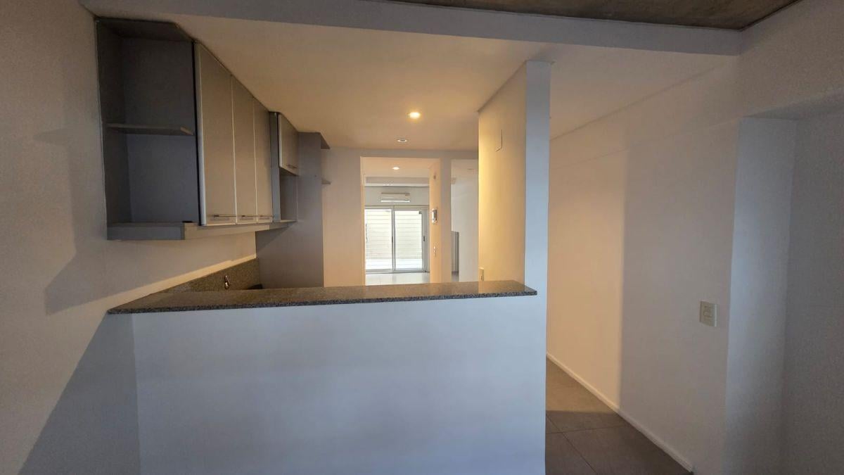 Foto de PH PLANTA BAJA A LA CALLE CON JARDIN Y SECTOR DE PARRILLA IMPECABLE, imagen 3