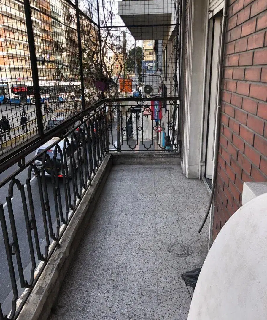 3 ambientes al frente con balcón 8