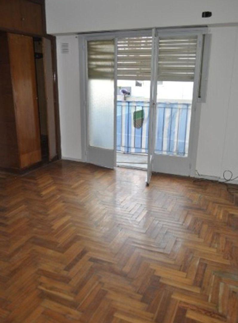 Monoambiente en alquiler - French al 2400