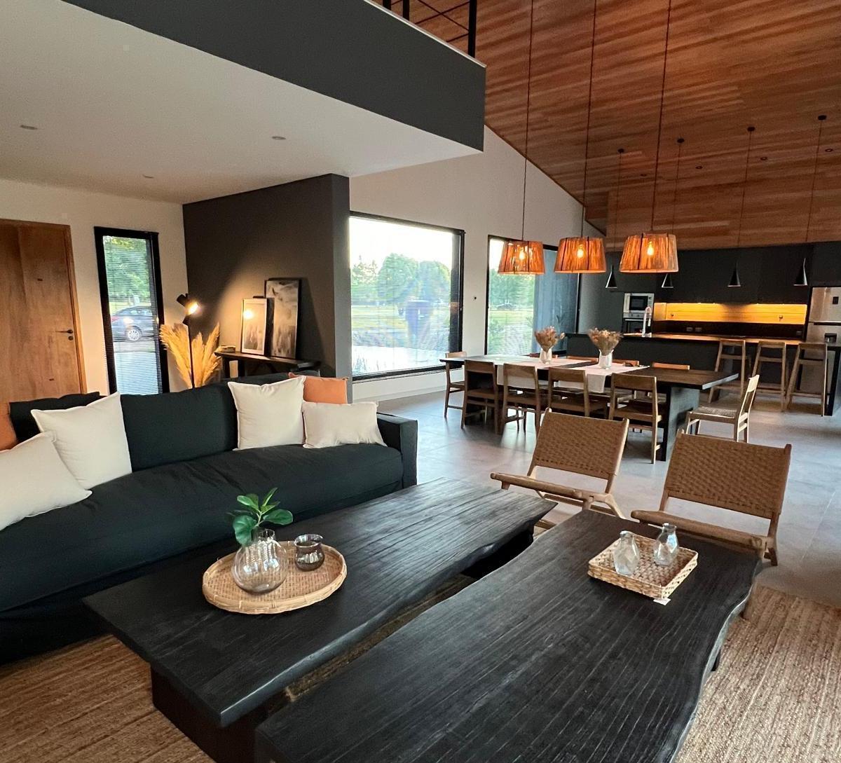 Foto de Exclusiva, moderna y cálida casa de 6 ambientes en Barrio Privado, imagen 3