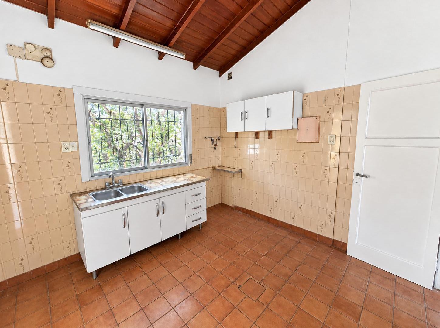 Foto de PH tipo casa independiente con jardín, patio, pileta y gran potencial, imagen 1