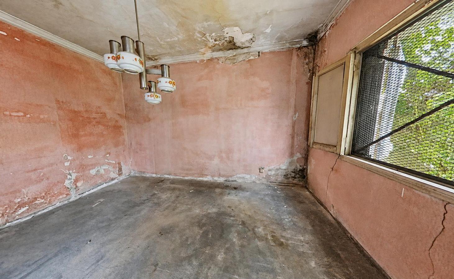 Foto de Casa de 3 ambientes a refaccionar en amplio terreno con jardín y gran, imagen 3